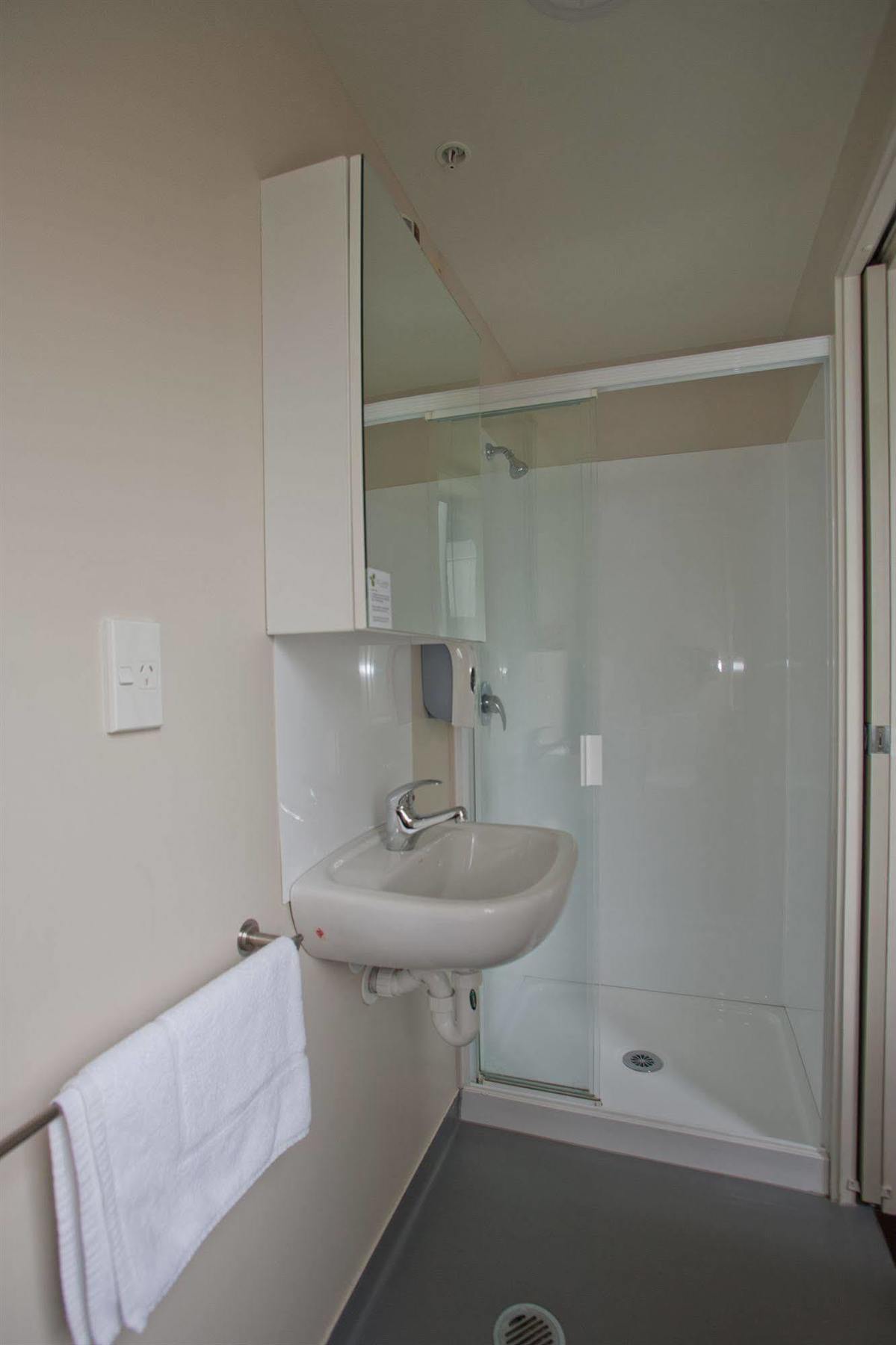 City Lodge Accommodation Auckland Exterior foto A shower cubicle