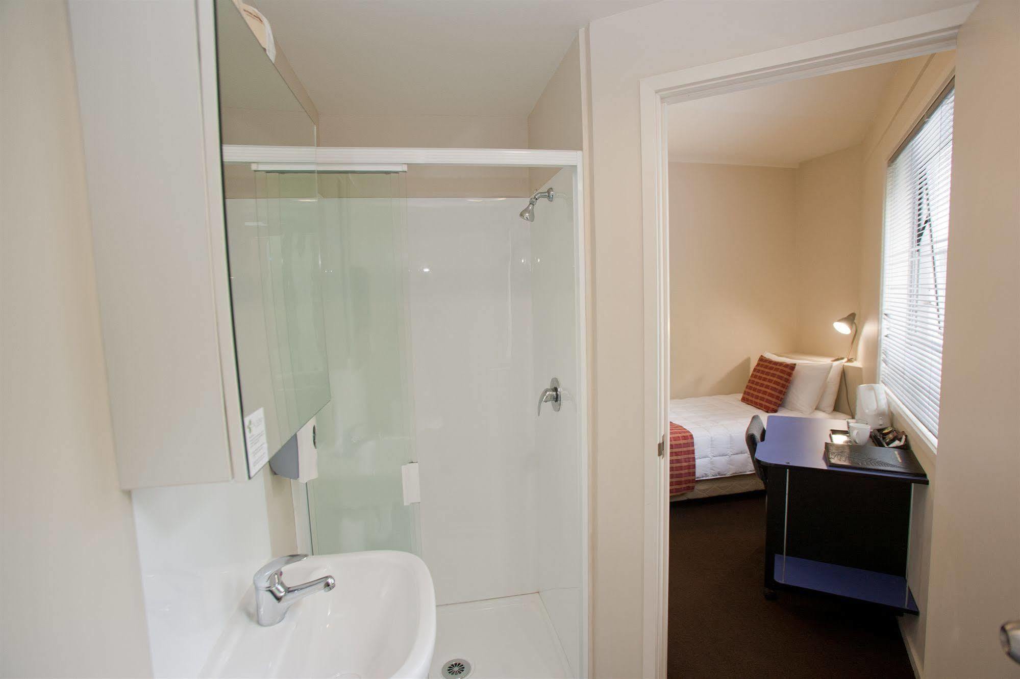 City Lodge Accommodation Auckland Exterior foto A typical bathroom in a student flat