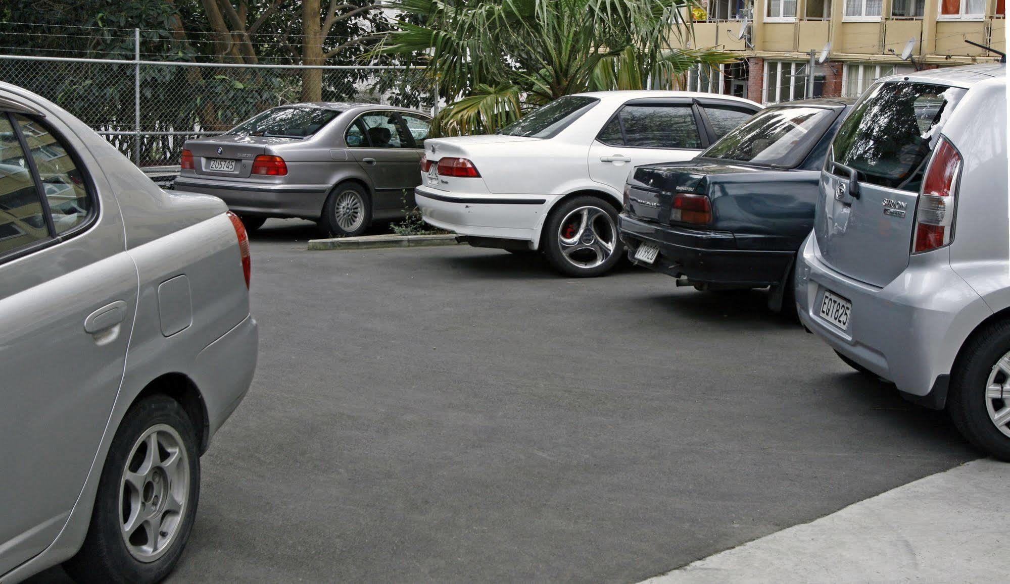City Lodge Accommodation Auckland Exterior foto Parallel parking