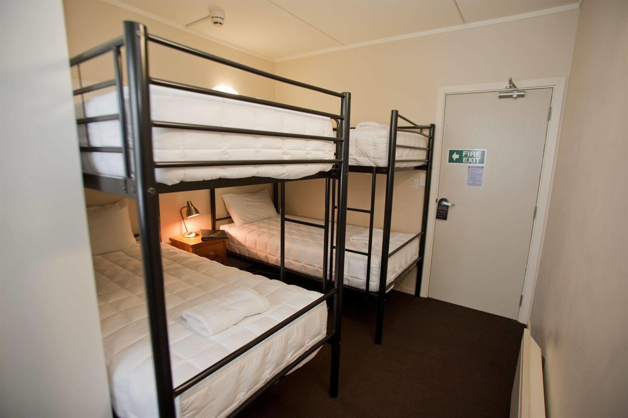 City Lodge Accommodation Auckland Exterior foto A typical dorm room at a hostel